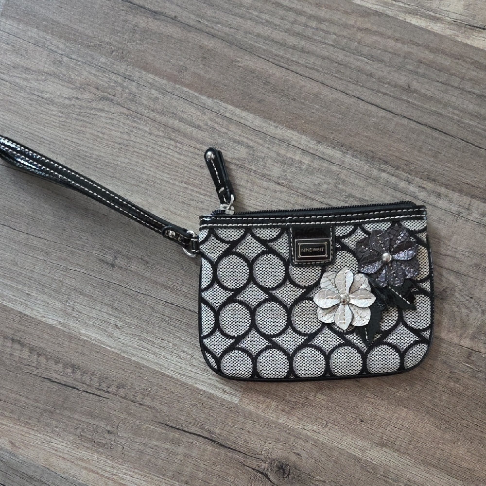 🥳bundle 3 For $15🥳 Black & Gray Floral Wristlet